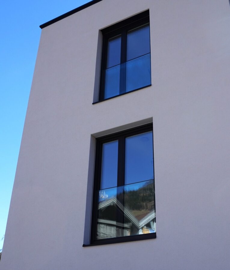 Absturzsicherung aus Glas an der Fassade